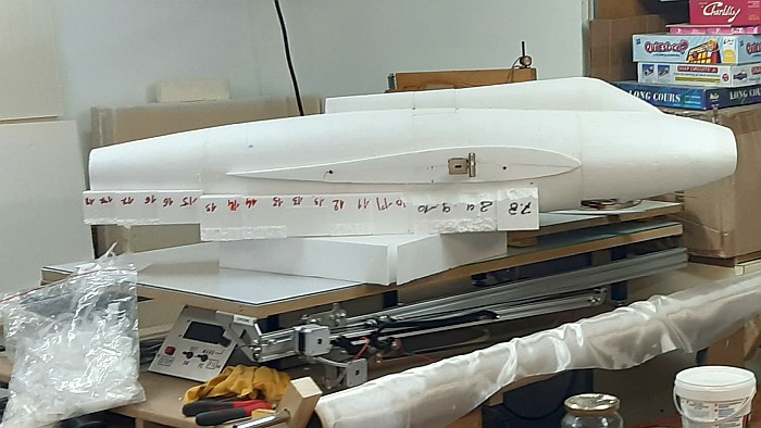 Assemblage du fuselage d'un jet découpé avec la découpeuse CNC par fil chaud, modèle MC4X