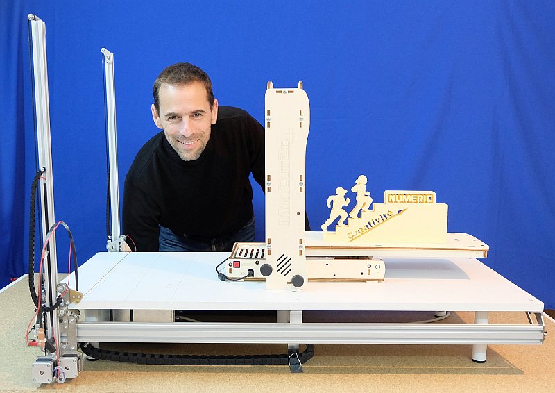 Renaud Iltis avec ses deux créations : les découpeuses CNC par fil chaud MC4X et MiniCut2D.